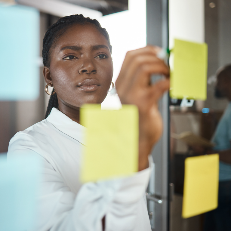 IDS2-1 woman with post it